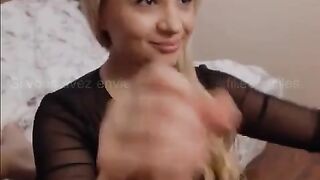 Une cam girl blonde branle et suce en POV